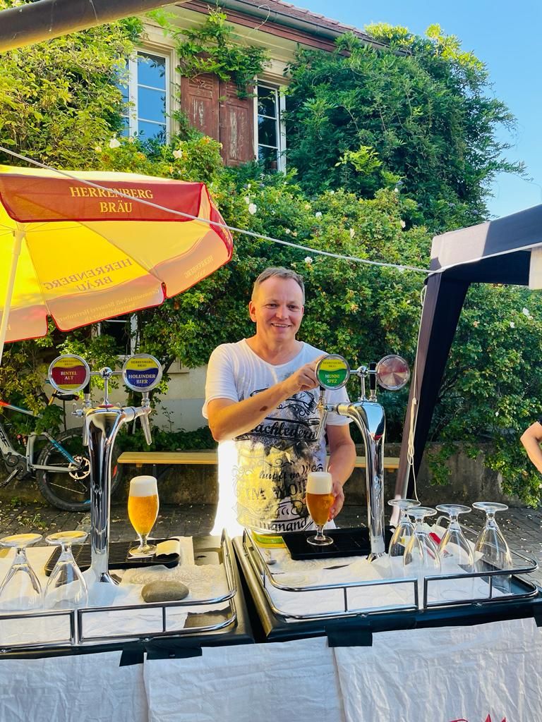 Es werden feine handgebraute, naturtrübe Herrenberg-Biere gezapft